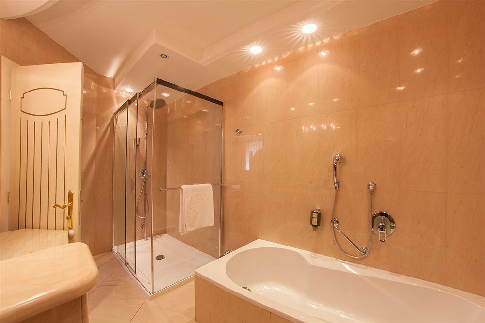 Cityhotel Goldener Adler B&B Киуза Екстериор снимка