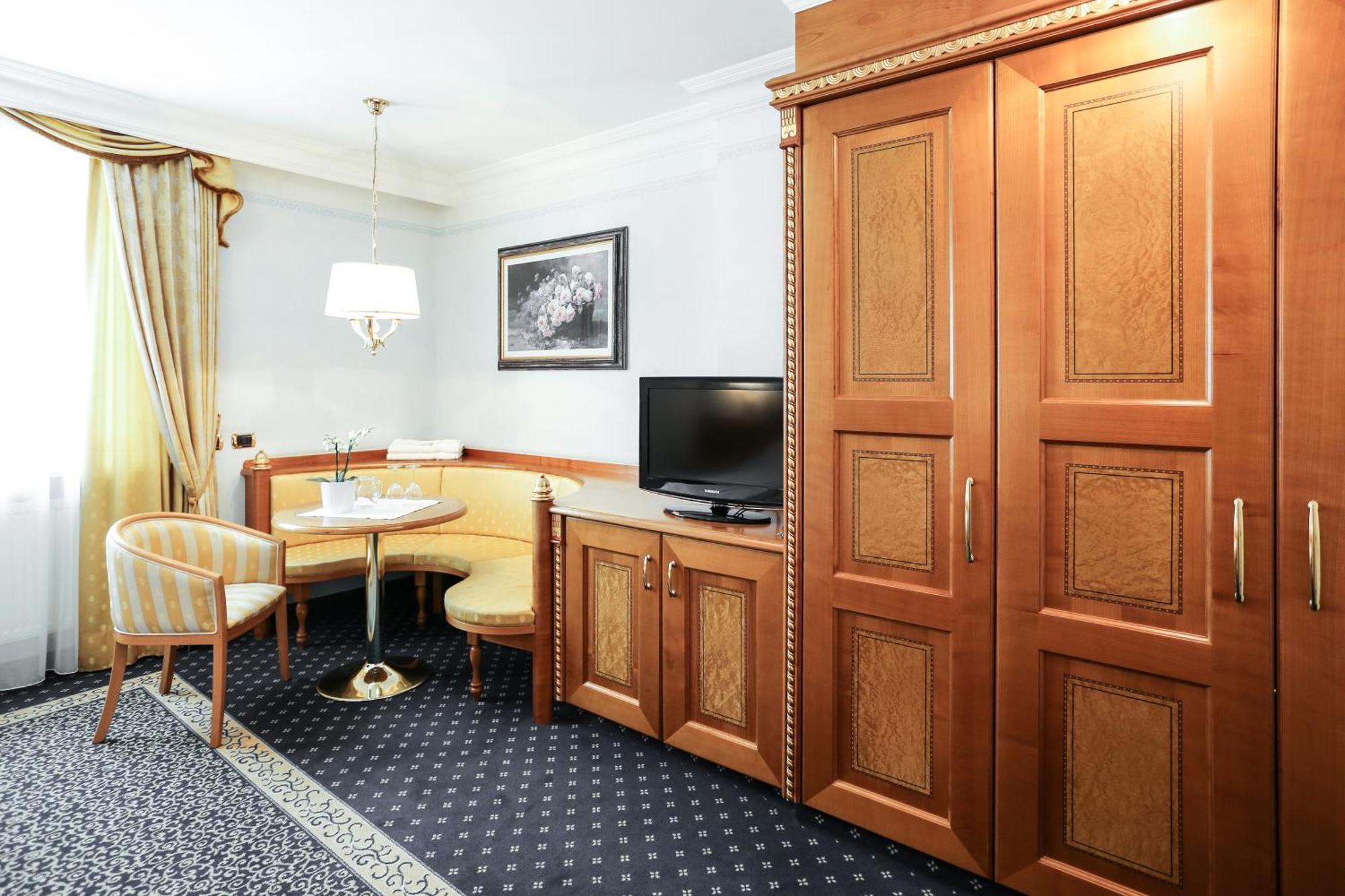 Cityhotel Goldener Adler B&B Киуза Екстериор снимка