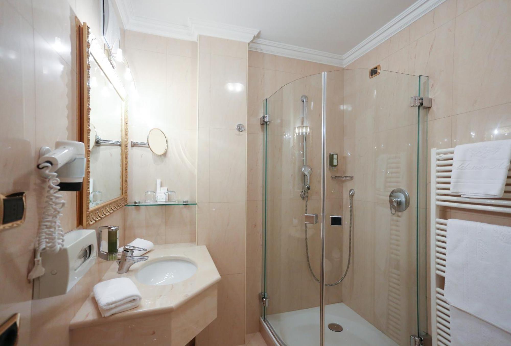 Cityhotel Goldener Adler B&B Киуза Екстериор снимка