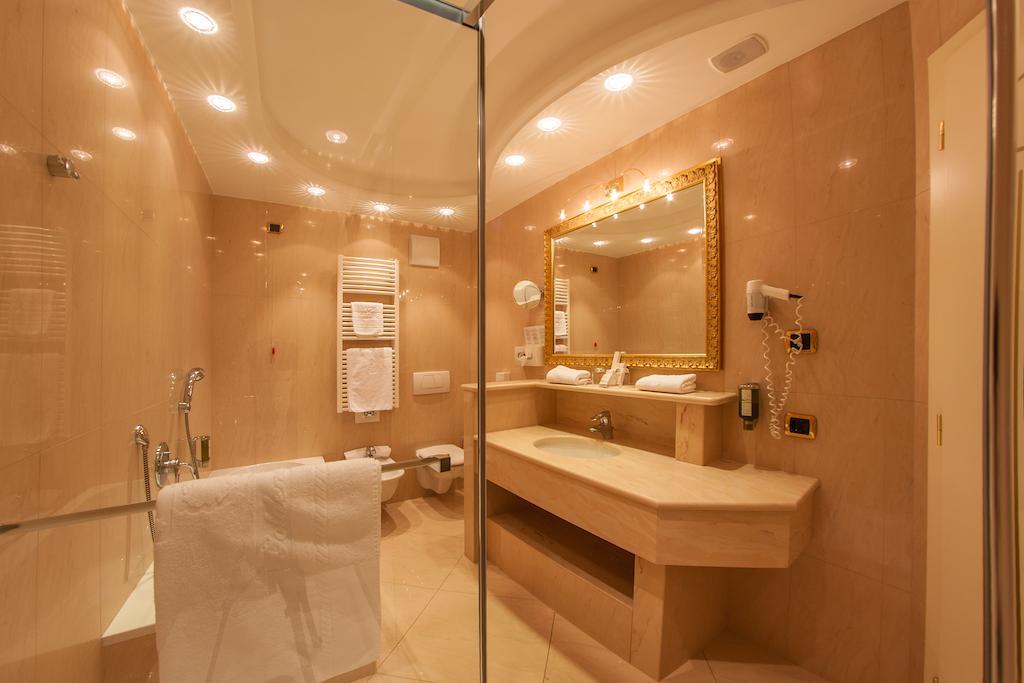 Cityhotel Goldener Adler B&B Киуза Стая снимка