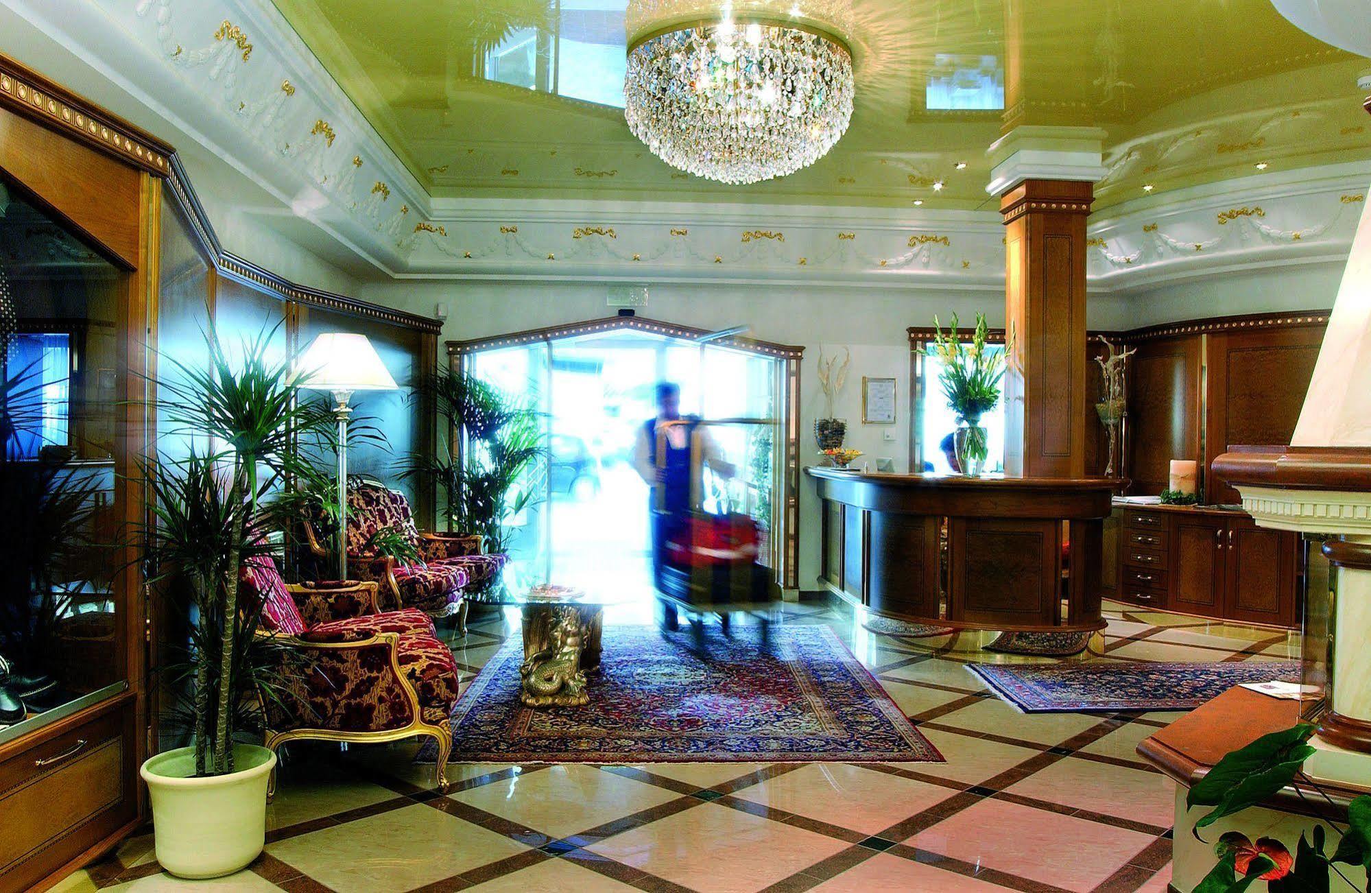 Cityhotel Goldener Adler B&B Киуза Екстериор снимка